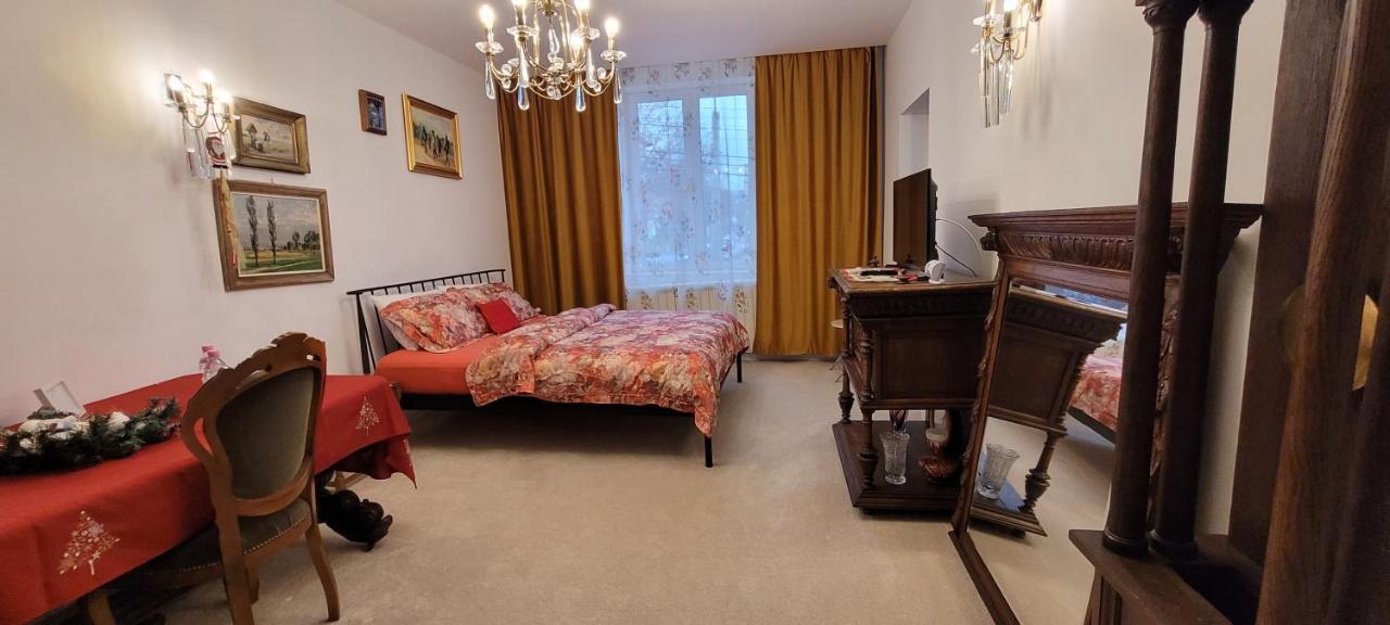 Appartement Garsoniera C&L à Petroşani Extérieur photo